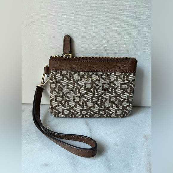 DKNY Bryant Logo Wristlet Women’s Zip Wallet Brown / Beige NWT $48 - Picture 1 of 8